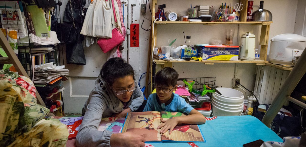  Ruiyi Li reads a book to her son.