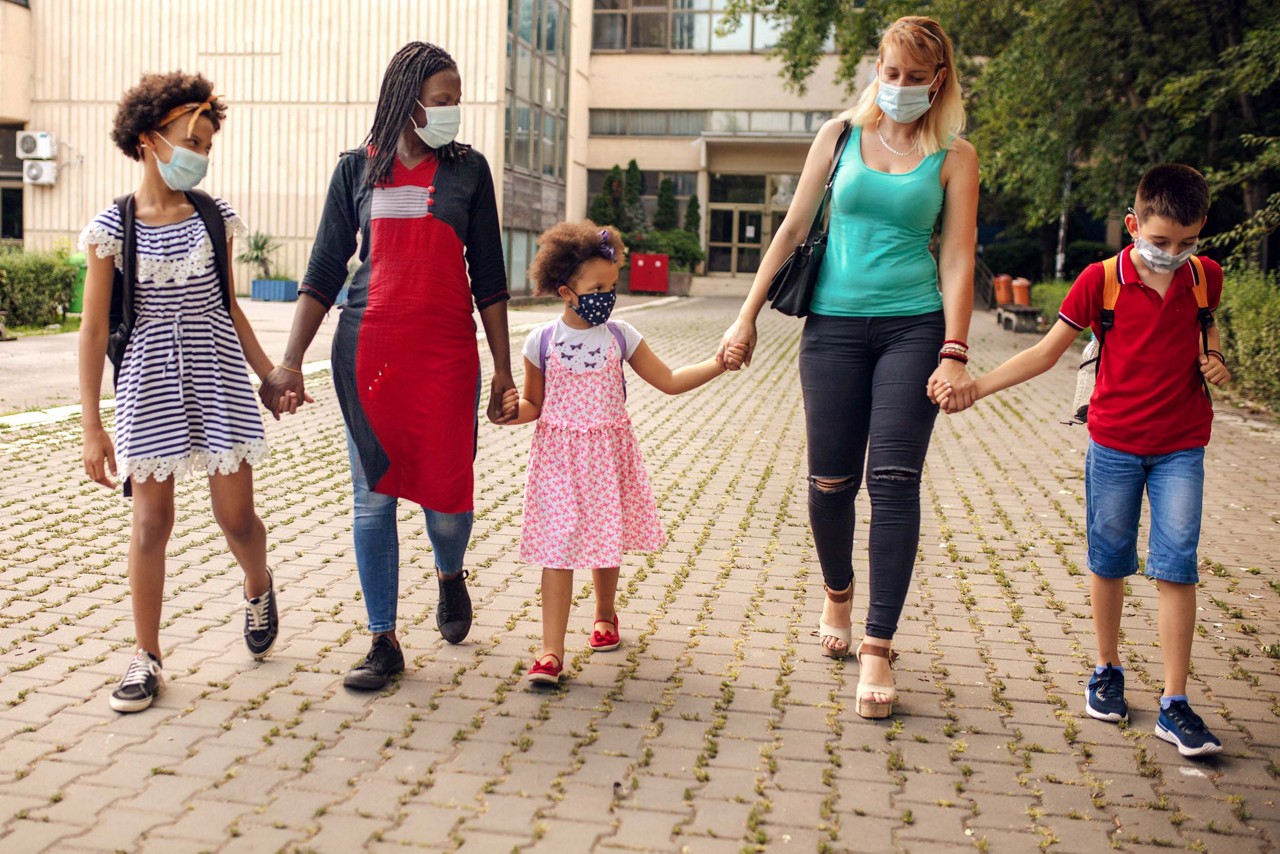 Parents with elementary school students going to school with face masks.