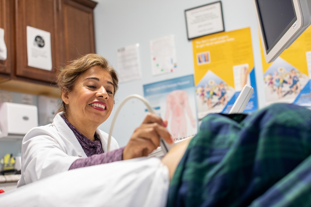 A medical professional gives a sonogram.